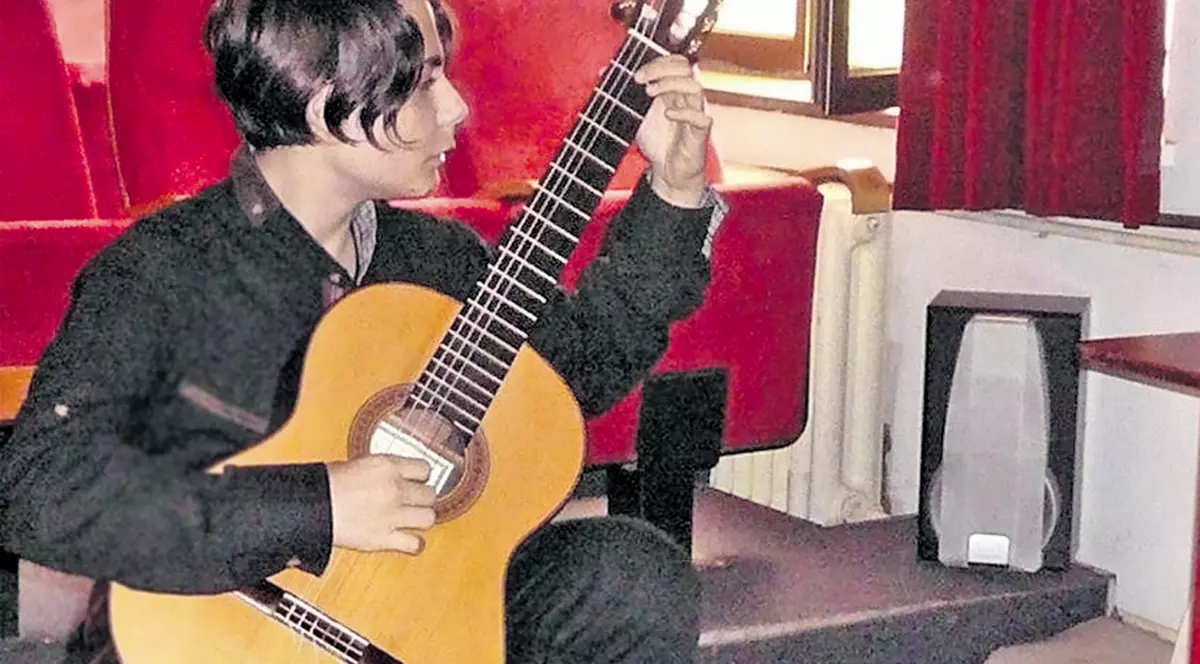 Sute de români l-au ajutat cu bani pe Ioan Bănescu, «vrăjitorul» chitarei: «Vă mulţumesc că aţi crezut în mine» | Fundaţia Ringier a donat, la rândul ei, 5.000 € adolescentului