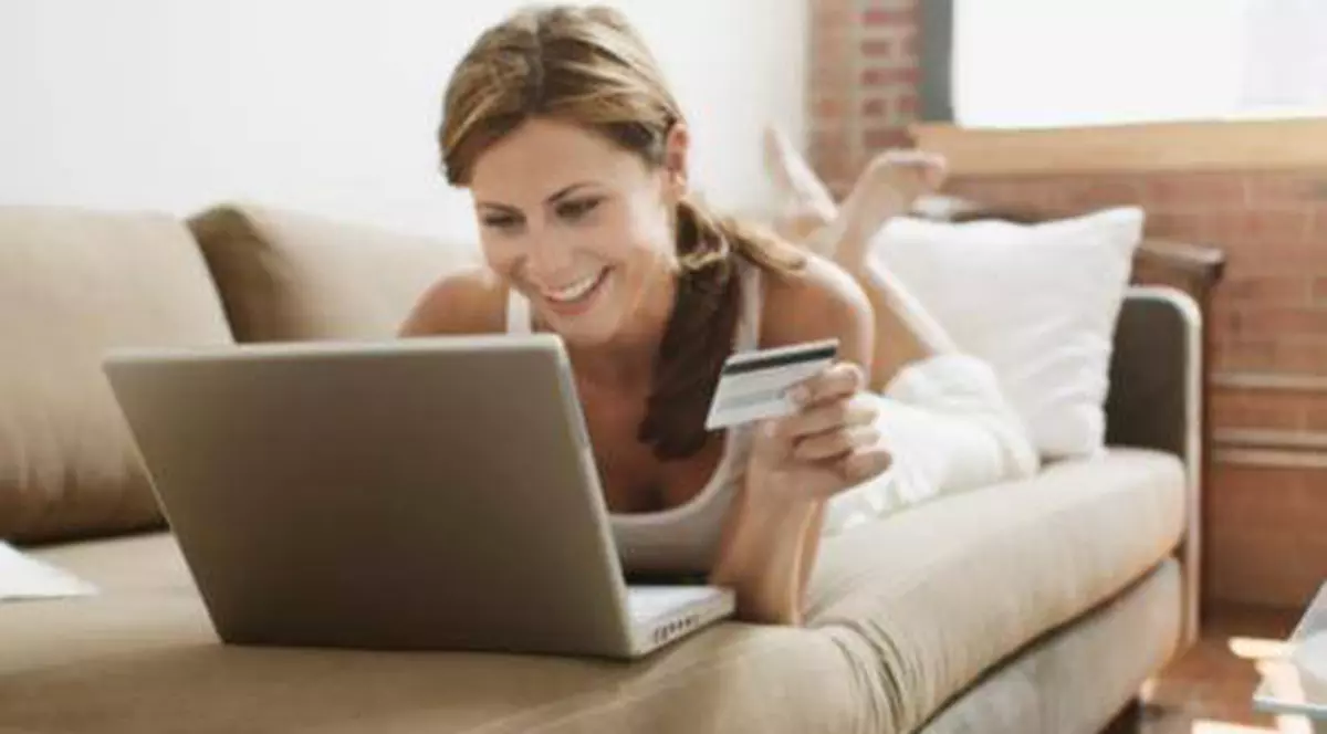 Reînoieşte-ţi garderoba de Black Friday. Iată magazinele online care au reduceri la haine de până la 85%