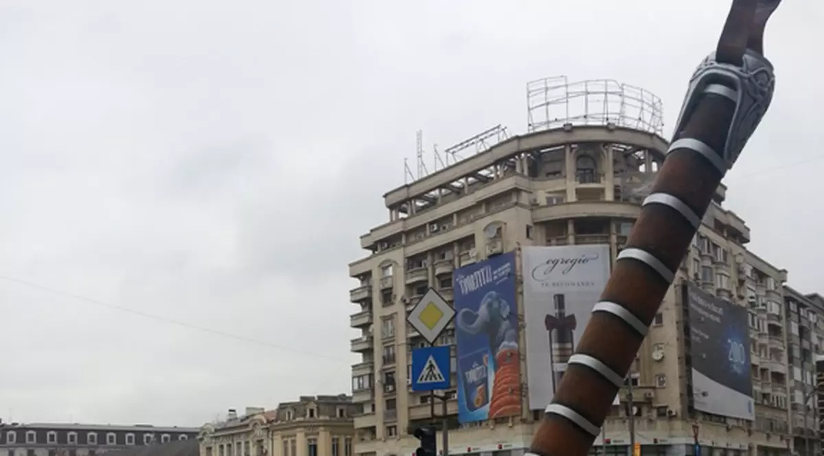 Un CIOCAN URIAŞ, în Piaţa Unirii din Capitală!