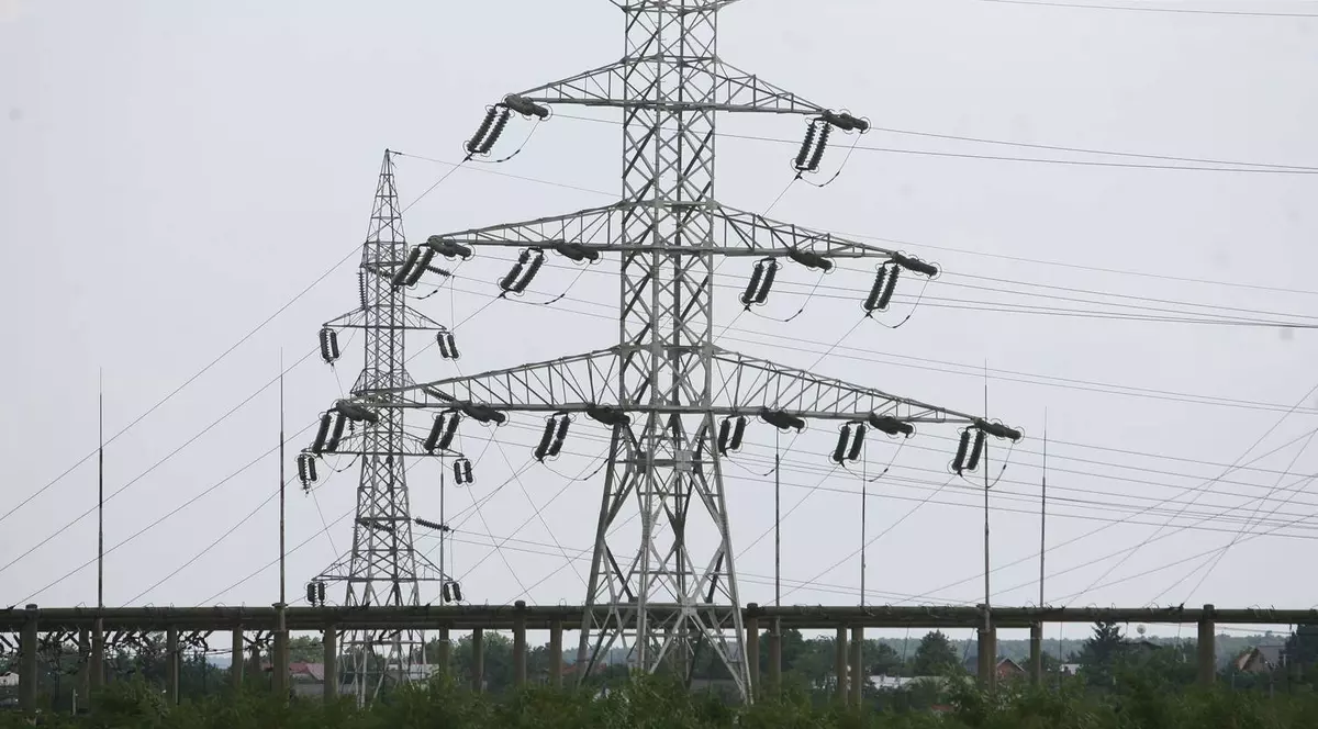 300 de gospodării din zece localităţi din Suceava, fără energie electrică din cauza vântului puternic