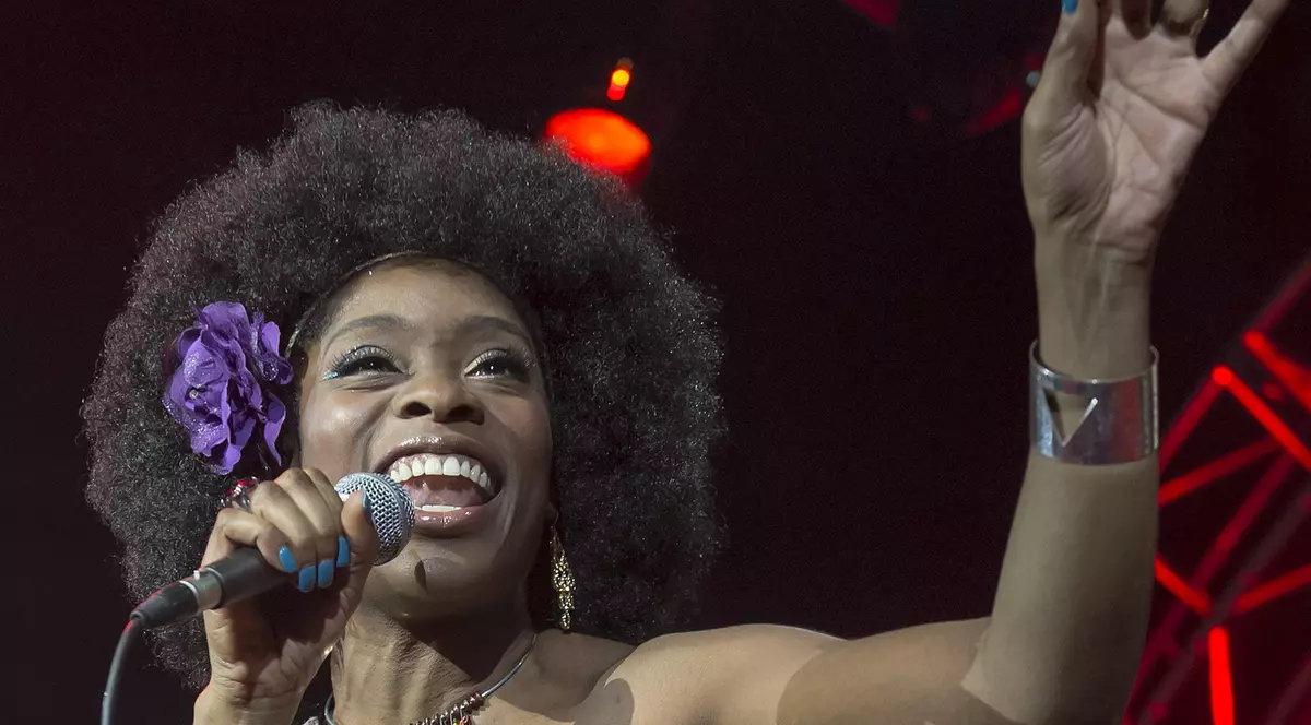 Iyeoka, interpreta melodiei "Simply Falling", vine pentru prima dată în România 