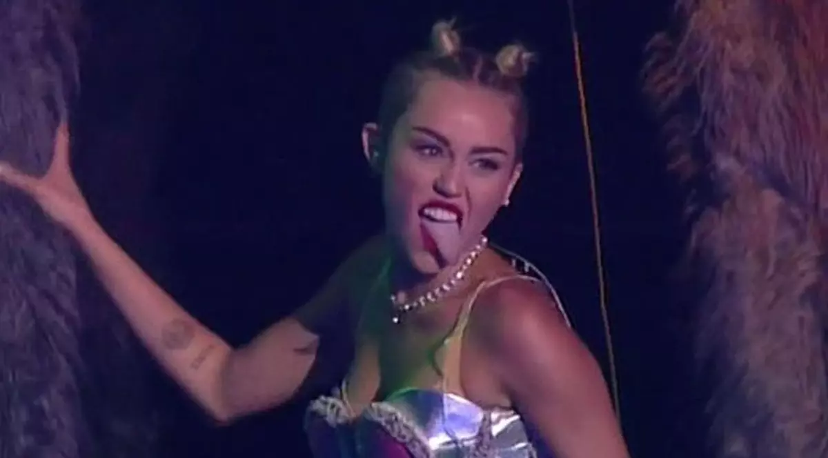 Limba lui Miley Cyrus a ajuns costum de Halloween. Uite cine o ia peste picior pe cântăreaţa! VIDEO 