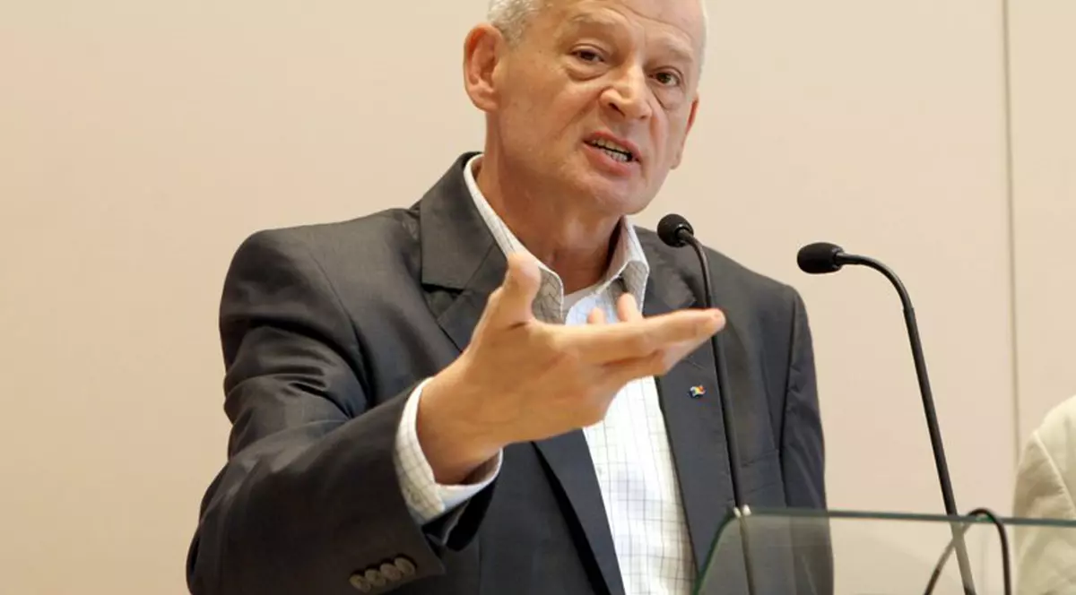 Sorin Oprescu împlineşte astăzi 62 de ani! Transmite-i un mesaj!