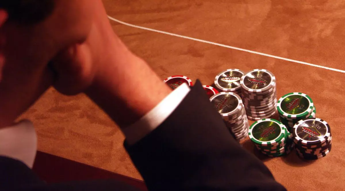 Incredibil! Banii de flagrant au dispărut la poker. Un procuror DIICOT a pierdut 100.000 de euro