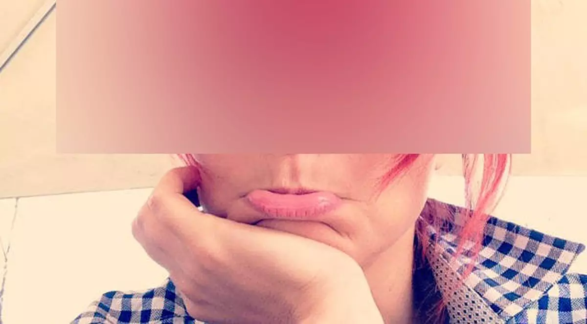 BOLNAVĂ de oboseală, o CELEBRĂ CÂNTĂREAŢĂ se ţine NUMAI CU PASTILE