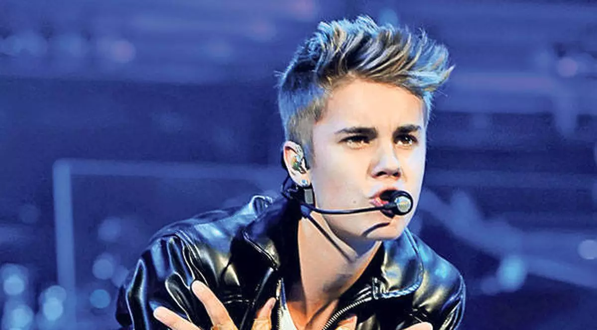 Justin Bieber, LOVIT LA UN CONCERT! Uite cum a reacţionat artistul | VIDEO