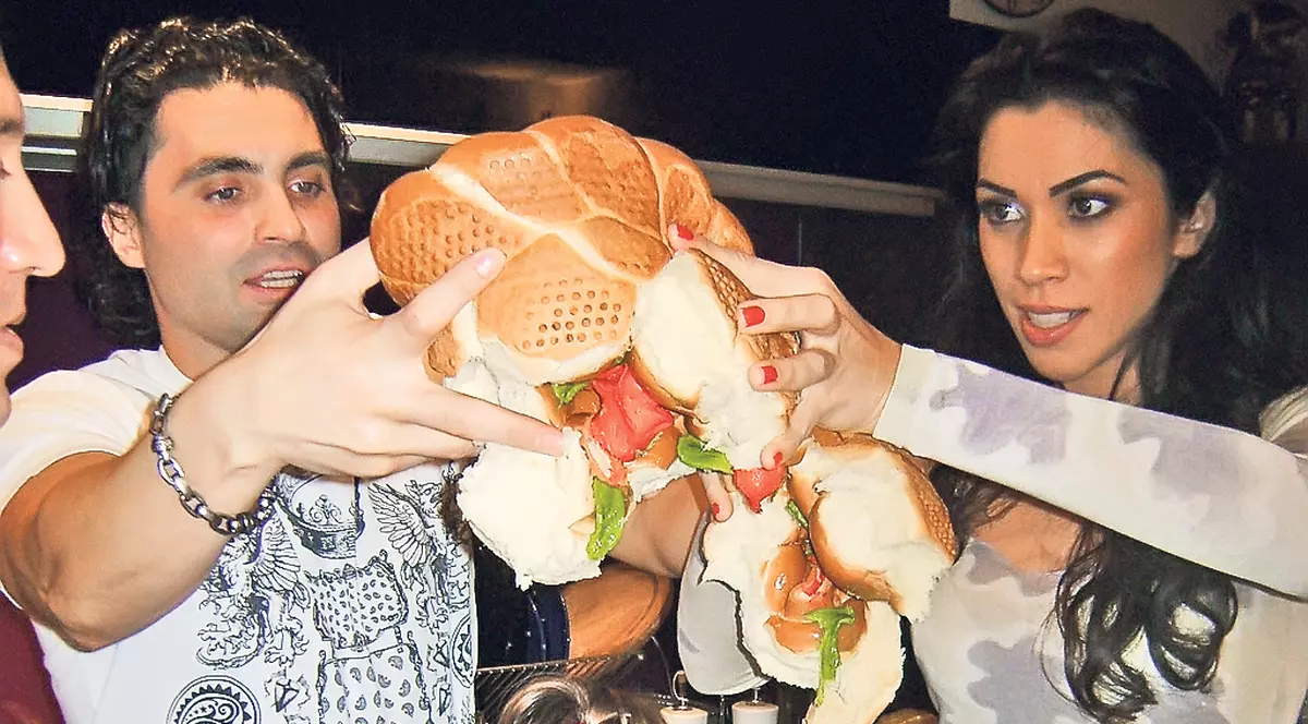 Pepe şi Raluca i-au rupt turta finuţei lor