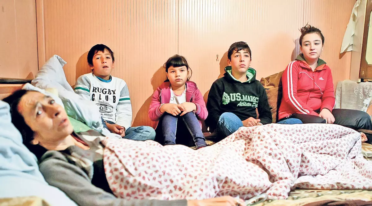 Rămaşi fără tată de şase ani, patru îngeraşi din localitatea ilfoveană Pantelimon au grijă de măicuţa lor grav bolnavă: "Mami, nu ne lăsa singuri pe lume!"