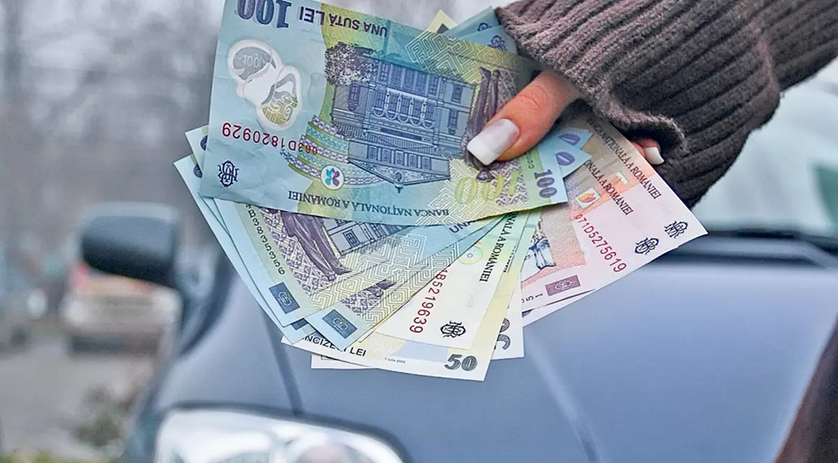 Anul 2014 vine cu veşti proaste pentru şoferi! Se scumpesc benzina şi poliţele RCA