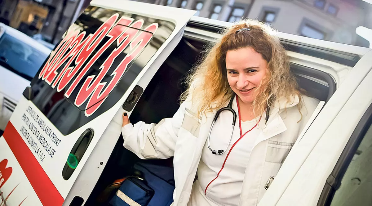 Îi prinde Revelionul la muncă! Mii de medici, poliţişti şi pompieri lucrează în noaptea dintre ani