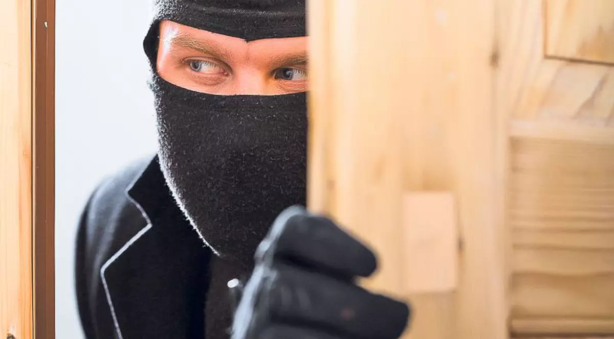 Spărgeau case folosind folii din aluminiu