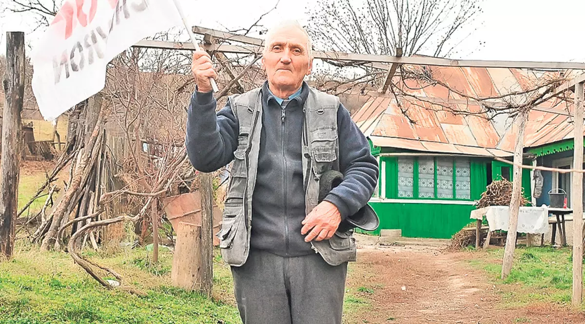 Ce spun localnicii din Pungeşti despre convieţuirea cu cei 500 de jandarmi şi poliţişti: «Ne-am obişnuit cu bătaia»