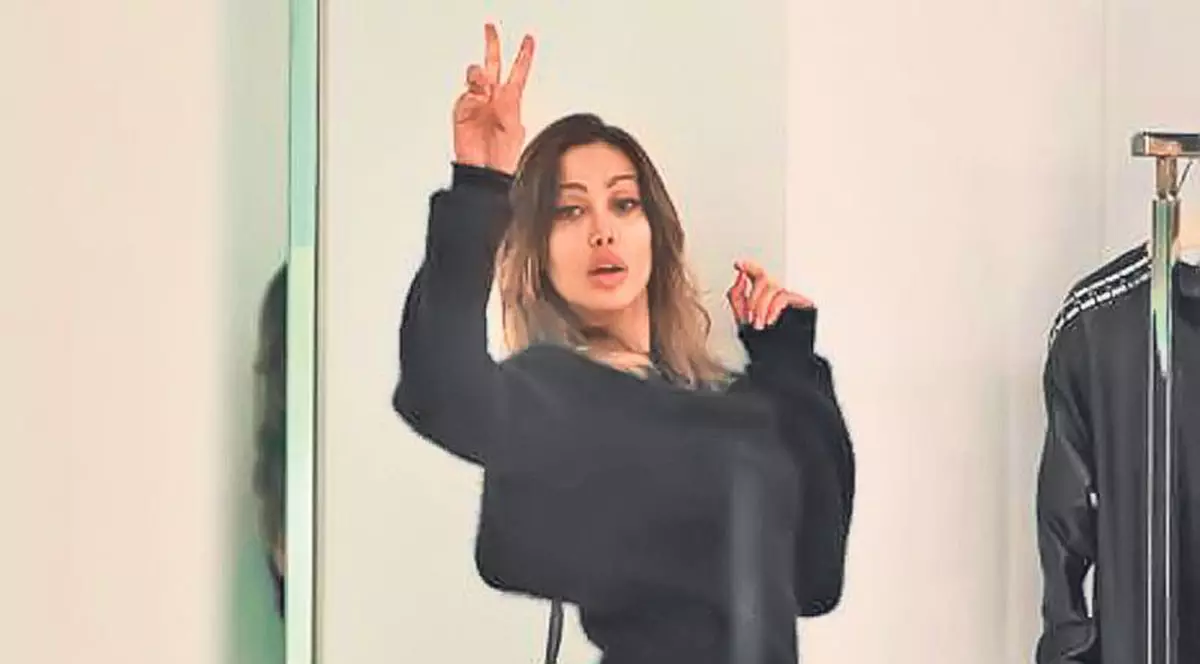 Românca Flo, una dintre femeile lui Berlusconi, s-a dat în stambă în faţa paparazzilor