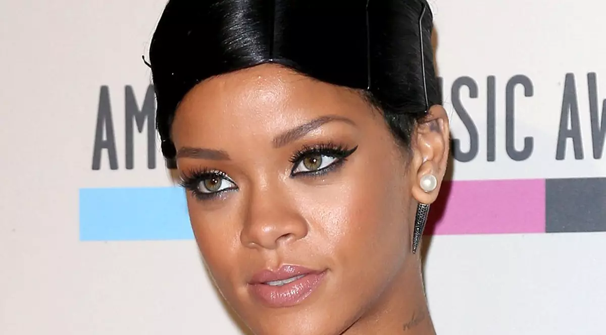 A PUS PE EA TOT CE A GĂSIT ÎN GARDEROBĂ? Vezi ce GREŞELI VESTIMENTARE a făcut Rihanna! FOTO