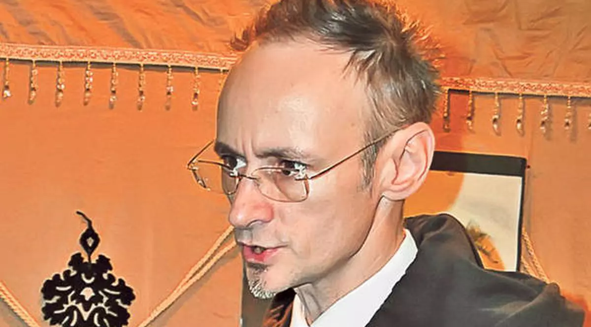 IMAGINEA ZILEI! Mihai Albu ÎMBRĂŢIŞA FETELE, pe când Iulia NICI NU SE NĂSCUSE | FOTO