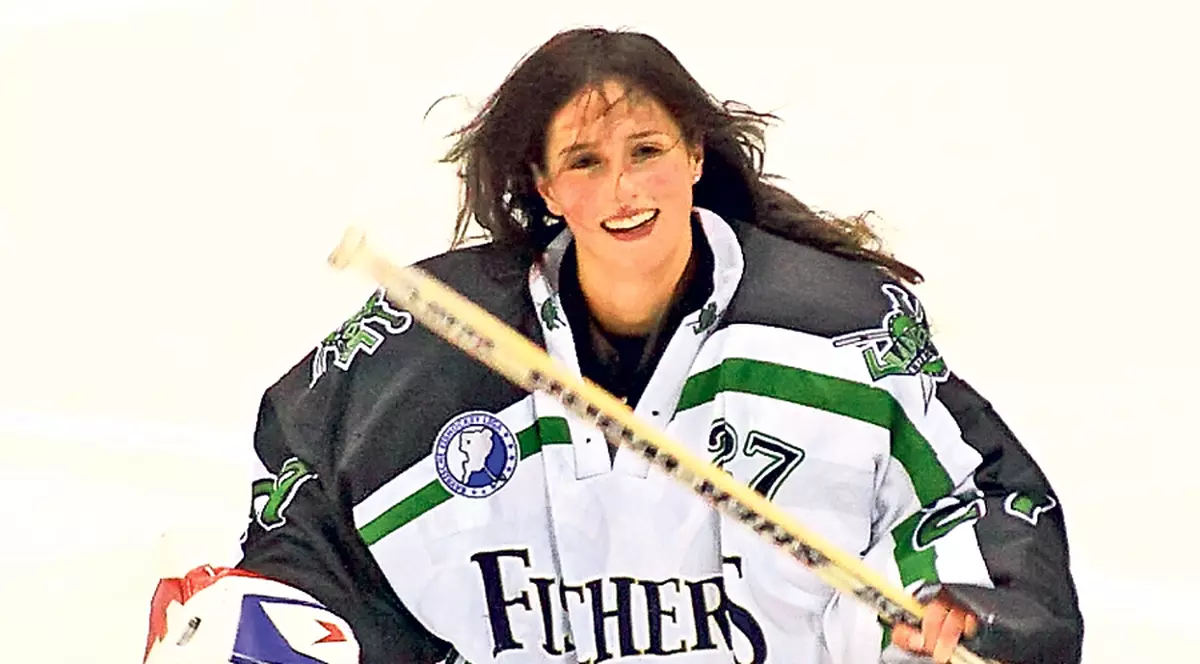 Nemţoaica Viona Harrer apără poarta unei echipe masculine de hochei pe gheaţă: «Doar la duş nu merg cu băieţii»
