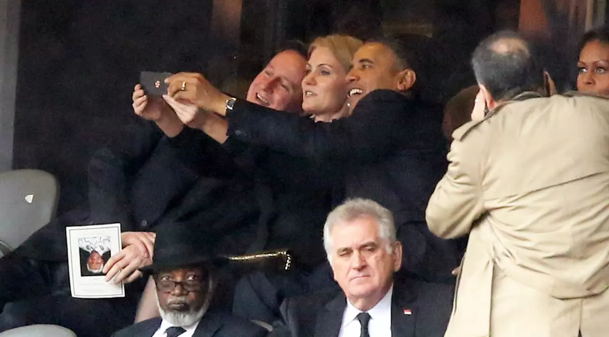 SCANDAL ÎN FAMILIA Obama! Iată IMAGINILE care AU FĂCUT-O GELOASĂ pe soţia preşedintelui american şi CUM S-A DAT ACEASTA ÎN SPECTACOL la înmormântarea lui Mandela! FOTO 