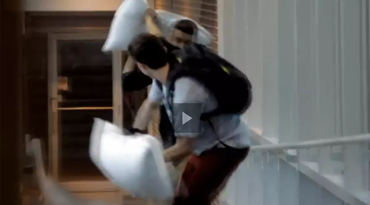 Un tânăr se ia la bătaie pe stradă cu necunoscuții! S-a dovedit a fi o FARSĂ HAIOASĂ | VIDEO
