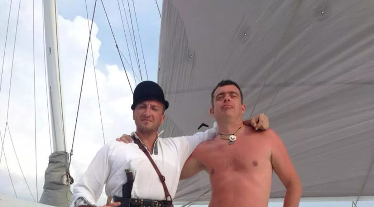 1 DECEMBRIE. Patrioţi la depărtare! Ziua Naţională, cu PALINCĂ, în chiloţi  | FOTO