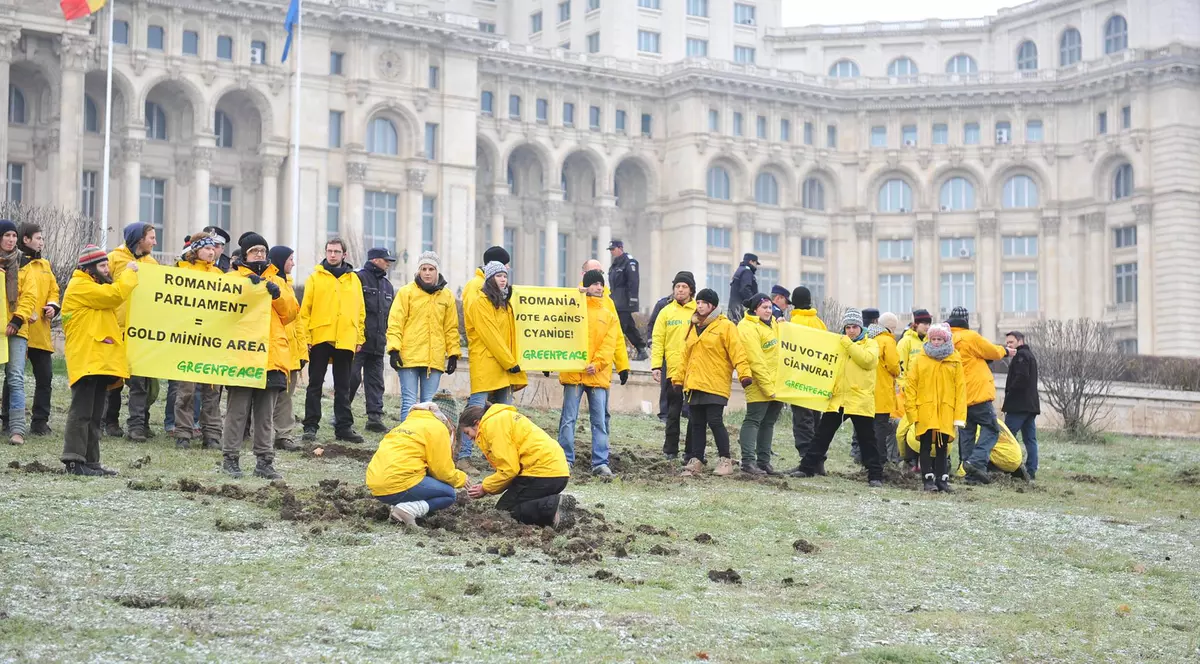 Protestatari cu cazmale şi sape în Casa Poporului