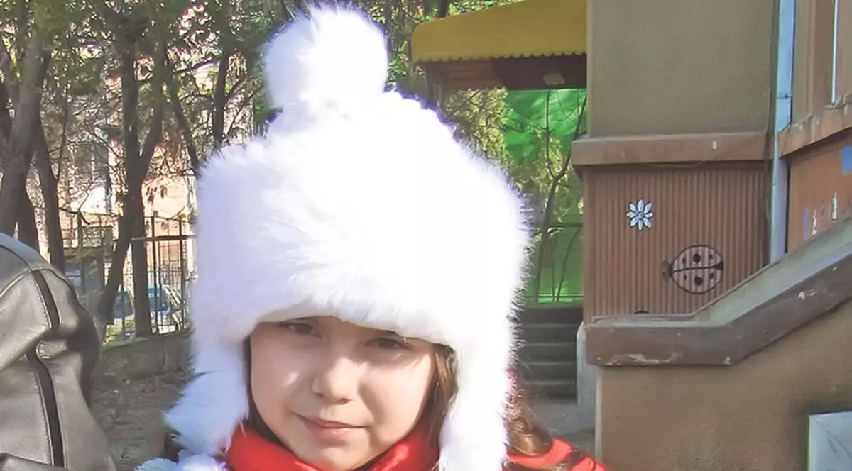 Ea e minunea de Crăciun! Se bucură de căldura unui cămin în casa mamei sale adoptive