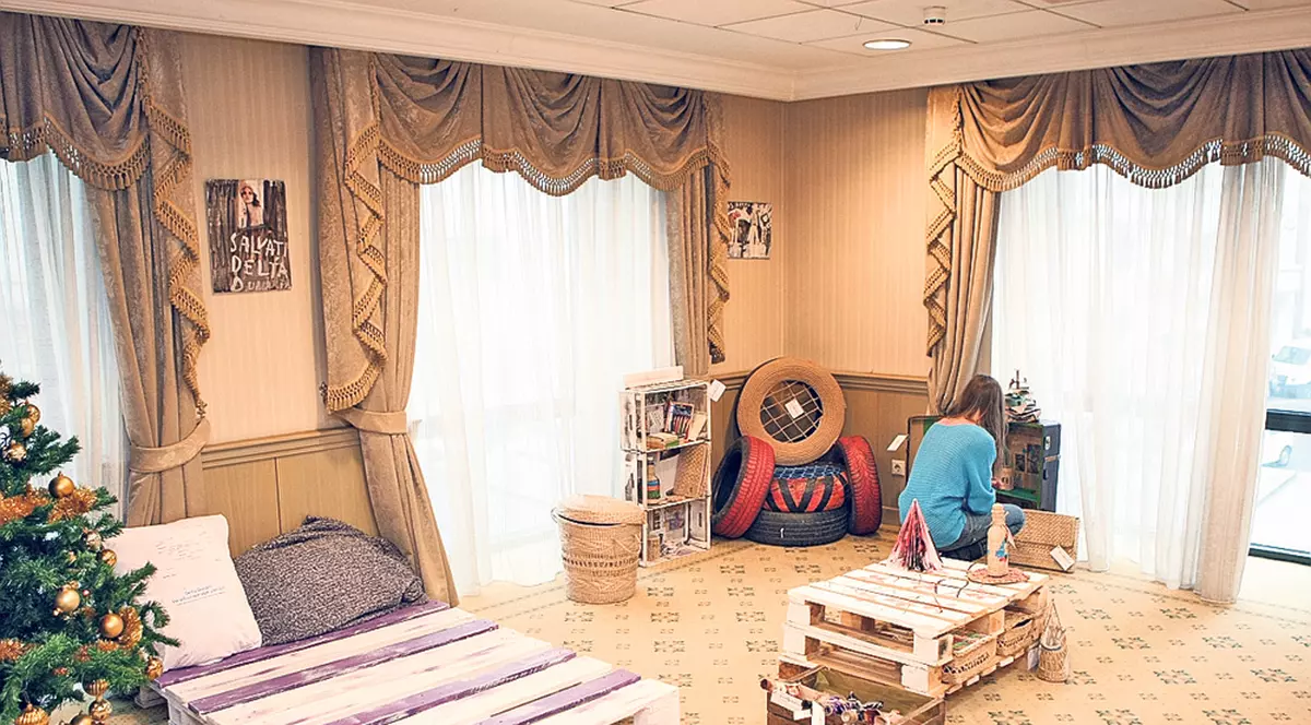 Aşa arată o cameră făcută din obiecte din gunoaie | FOTO