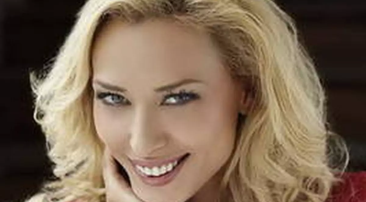 CINE O ADULMECĂ CU OCHII ÎNCHIŞI PE IULIA VÂNTUR! "SUFLET DE ROMÂN IUBITOR!" A EXCLAMAT BLONDA!