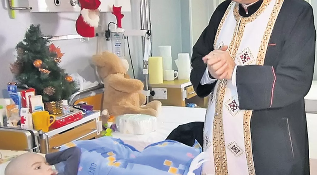 Moş Crăciun a ajuns şi la copiii de la Spitalul Marie Curie | FOTO