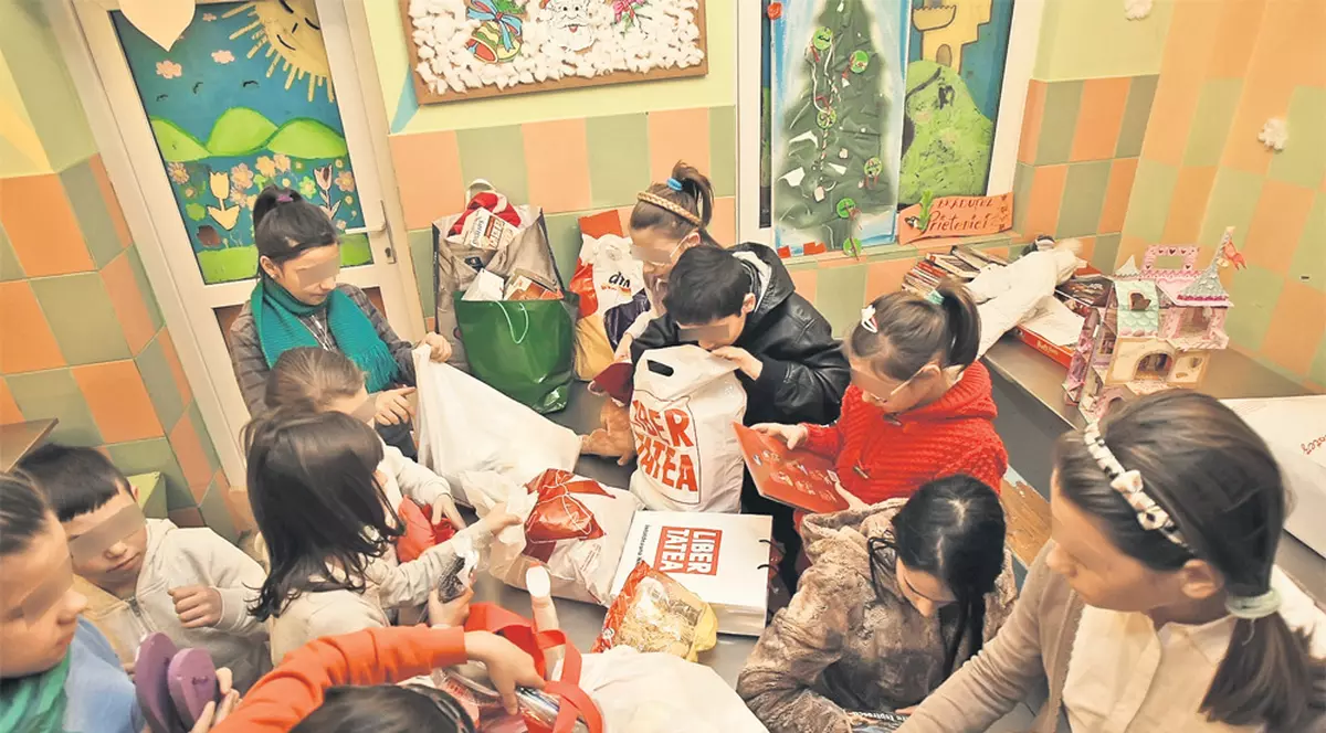 «Uau, câte cadouri!» Moş Crăciun a lăsat la redacţia ziarului nostru daruri pentru micuţii din Centrul Sfânta Macrina din Capitală