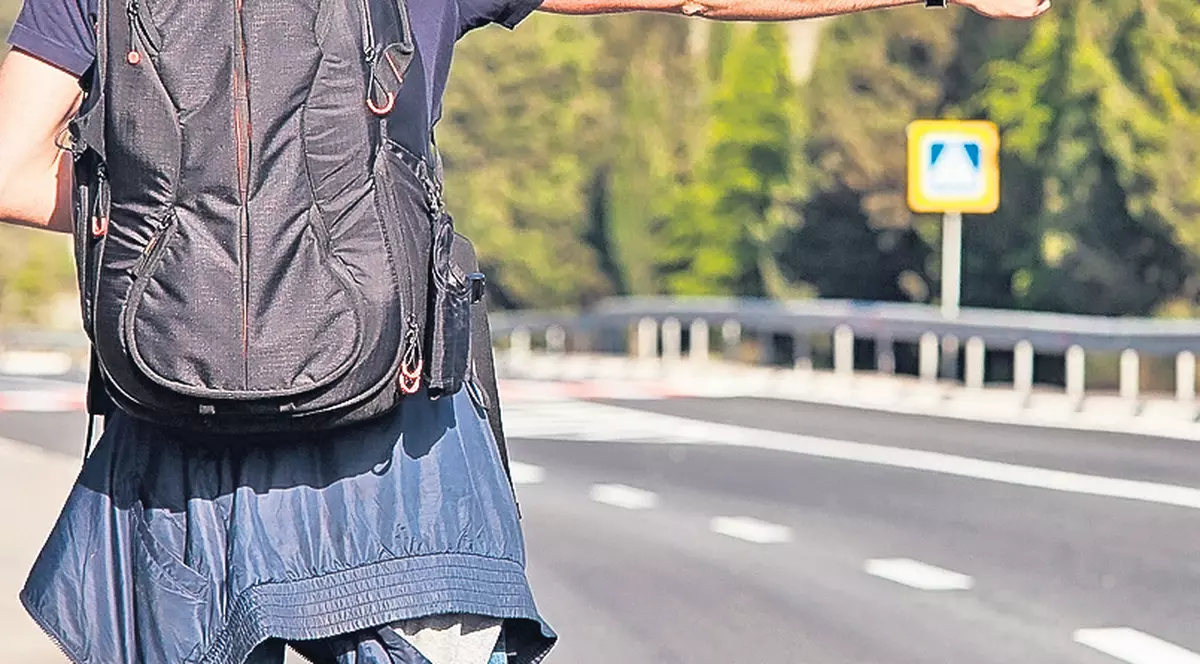 Ministerul Transporturilor coace un proiect absurd pentru călătorii «de ocazie»: Interzis la "ia-mă, nene"!