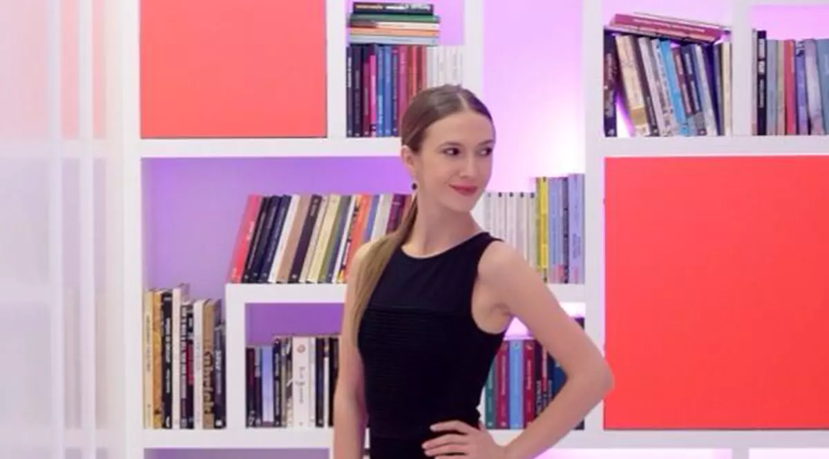 Uite ce haine va purta Adela Popescu la masa de Crăciun! Actriţa se va îmbrăca în negru din cap până-n picioare