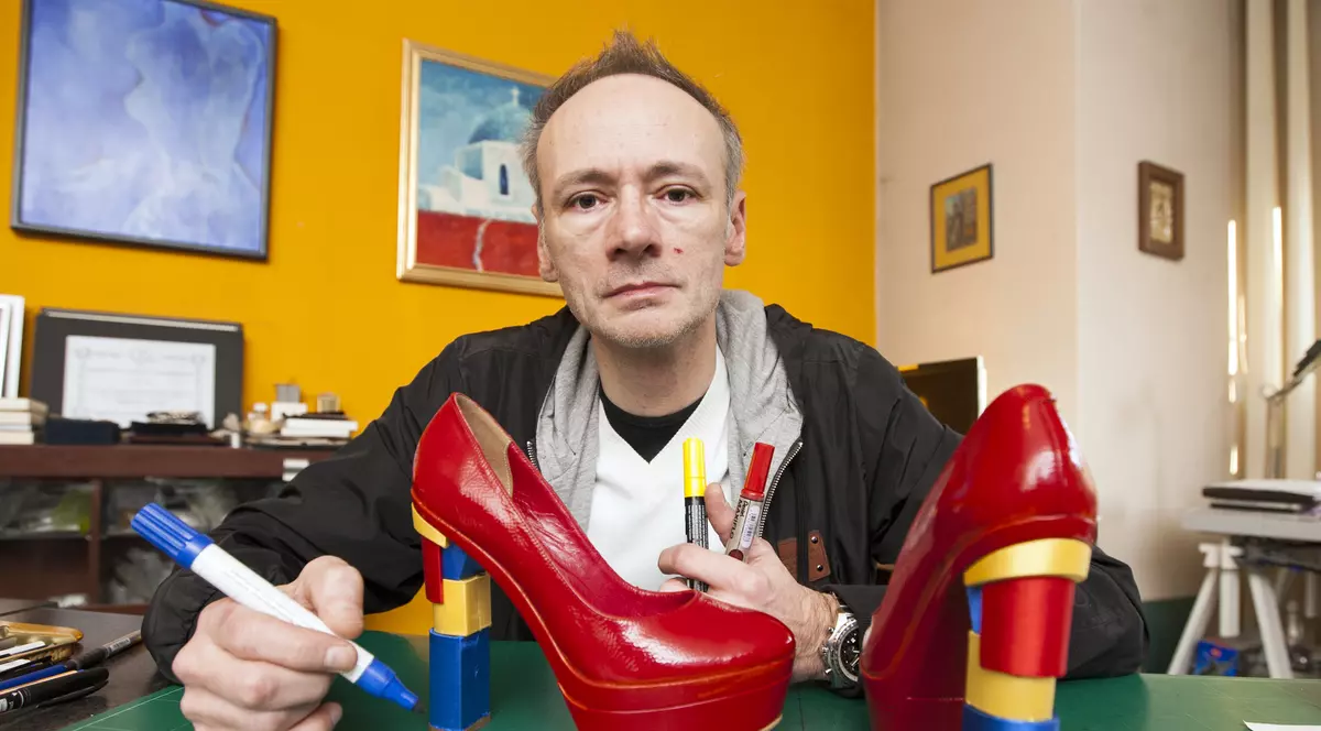 Mihai Albu a creat pantofii tricolori