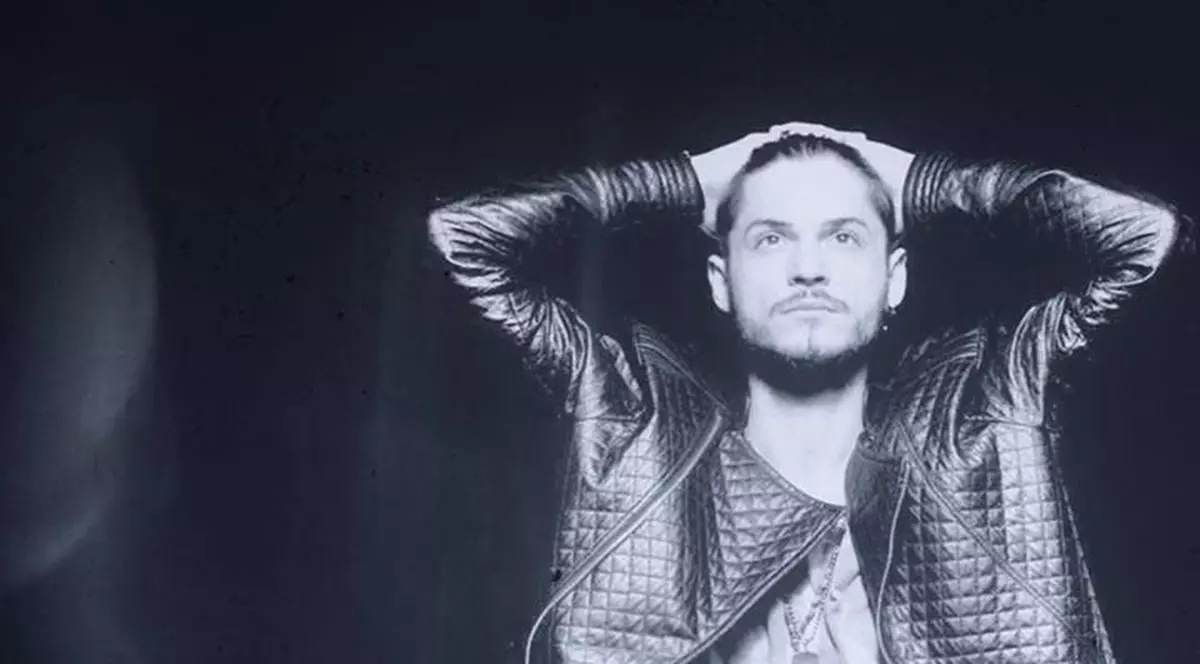 Rockerul de la X Factor, nedespărţit de un accesoriu vestimentar. Uite ce poveste ascunde geaca lui ALEX MAŢAEV!
