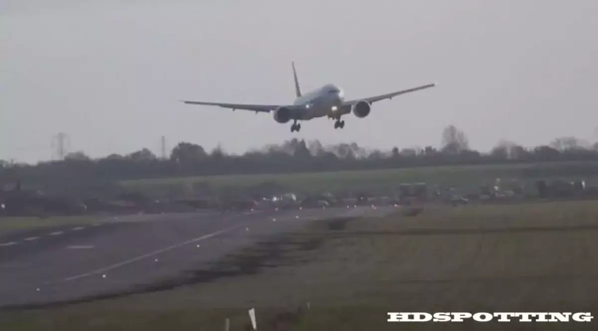 Imagini înfiorătoare! Avion spulberat de vânt la aterizare | VIDEO
