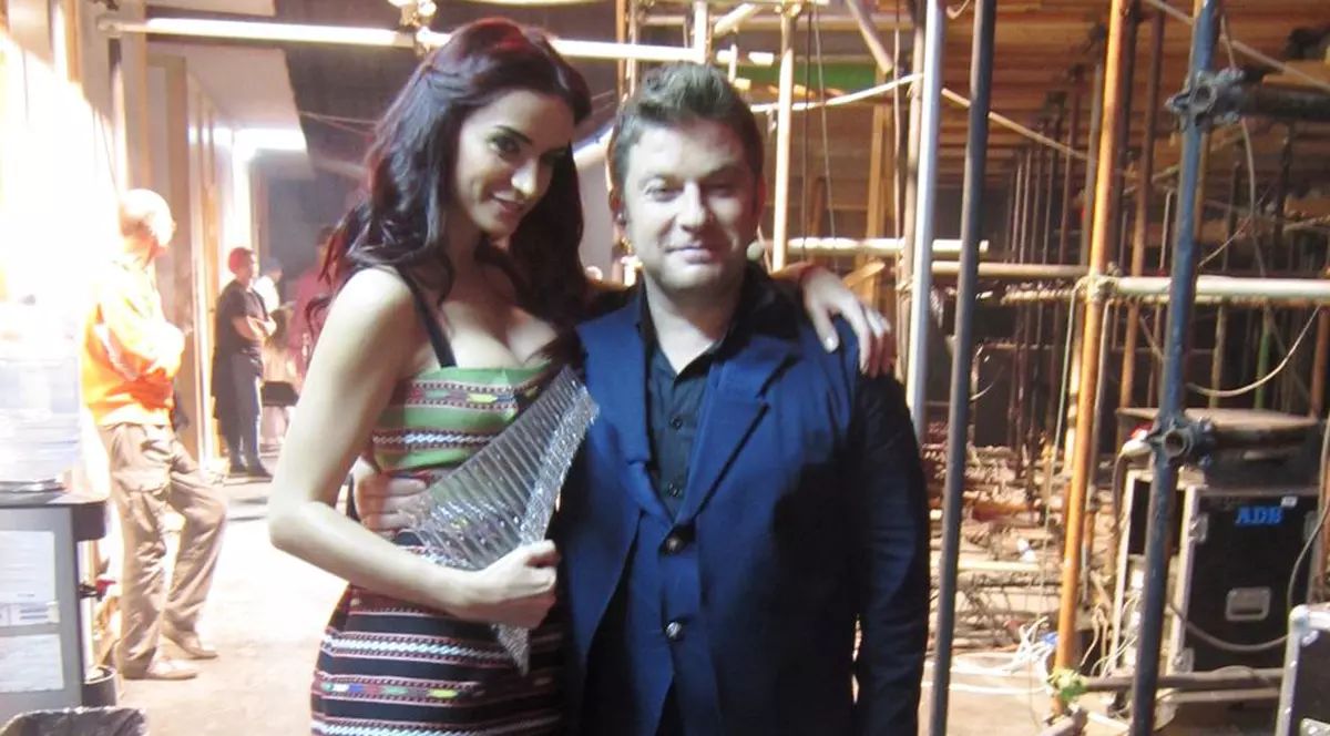 Ia mâna, Bartoşe, de pe 'bunăciunea" asta!