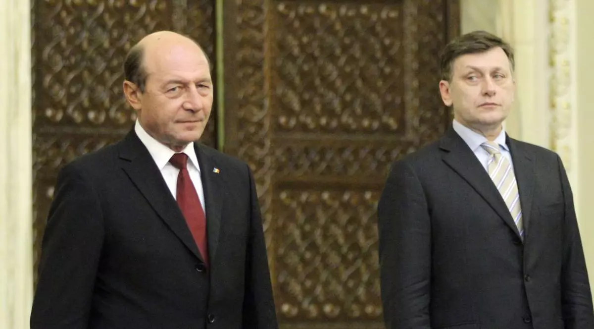Crin Antonescu ÎL DESFIINŢEAZĂ pe Traian Băsescu! Vezi ce-i reproşează preşedintelui liderul PDL
