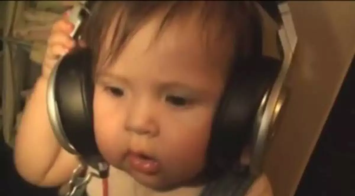 CEL MAI DULCE BEBE iubitor de muzică! Uite cum reacţionează | VIDEO