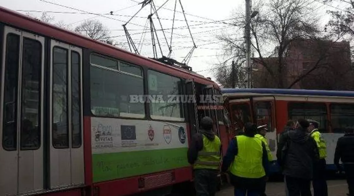 ACCIDENT în Iaşi! Două tramvaie s-au ciocnit