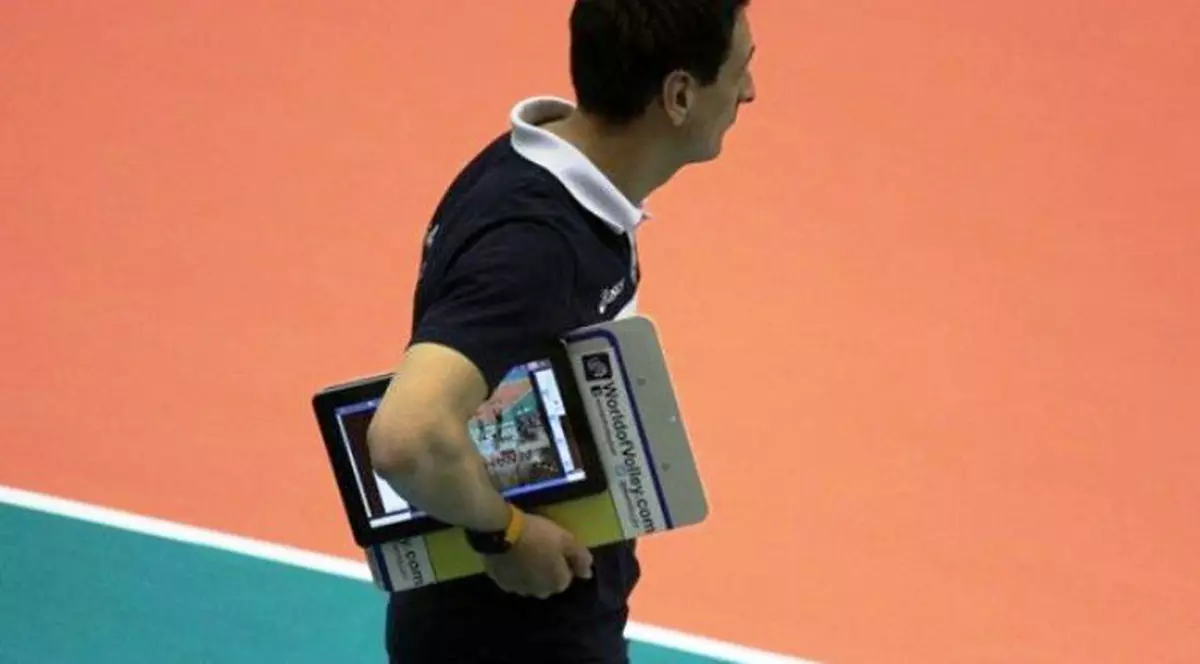 Echipa feminină de volei Vakifbank Istanbul foloseşte metode avangardiste. Antrenorul cu tabletă