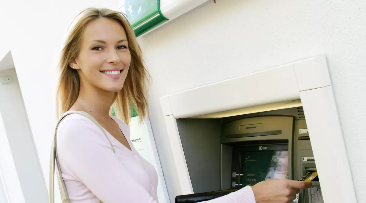 STUDIU: Iată CARE SUNT BĂNCILE în care ROMÂNII AU CEA MAI MARE ÎNCREDERE