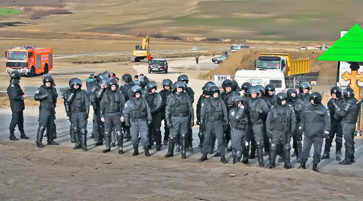 Continuă lucrările, dar şi protestele! Scandalul iscat pe tema explorării gazelor de şist la Pungeşti este departe de a fi încheiat