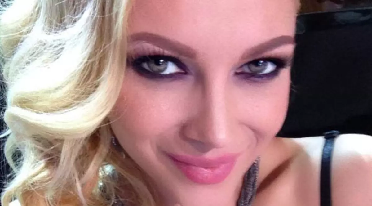 ÎI SURÂDE NOROCUL! Iată CE SCRIE PE RĂVAŞUL găsit de Lora în plăcinta de Anul Nou