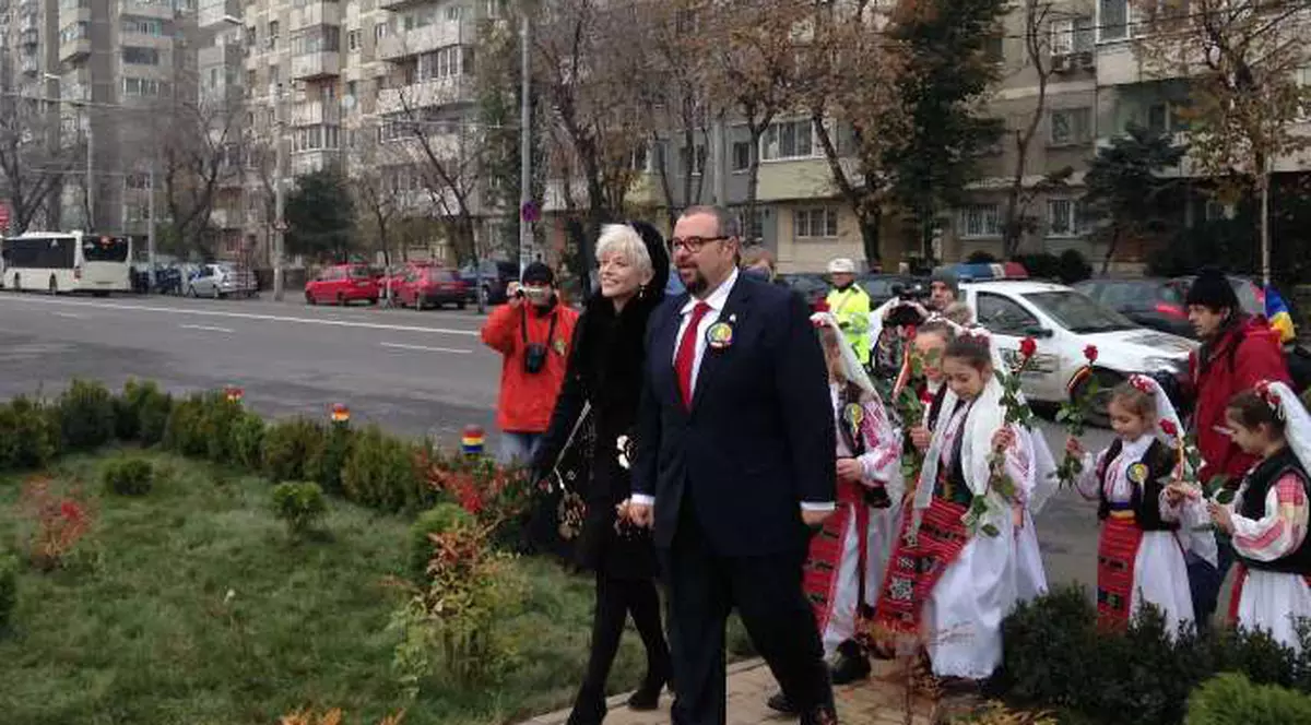 Loredana a petrecut 1 Decembrie cu un primar din Bucureşti!