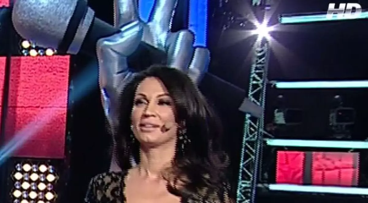 VOCEA ROMÂNIEI. DECOLTEUL EI SIGUR CREŞTE AUDIENŢA! NICOLETA LUCIU, CU BUSTUL LA ÎNAINTARE LA "VOCEA ROMÂNIEI!"