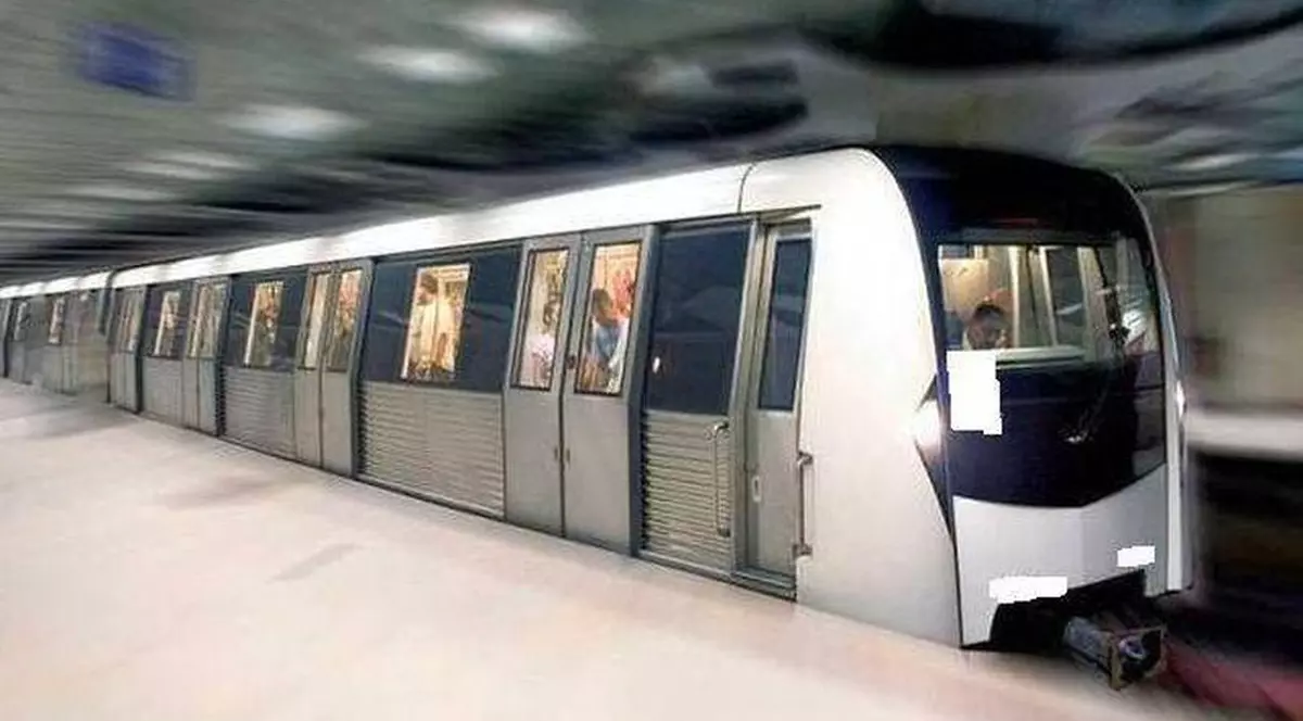 O femeie s-a aruncat în faţa metroului, în staţia Piaţa Romană