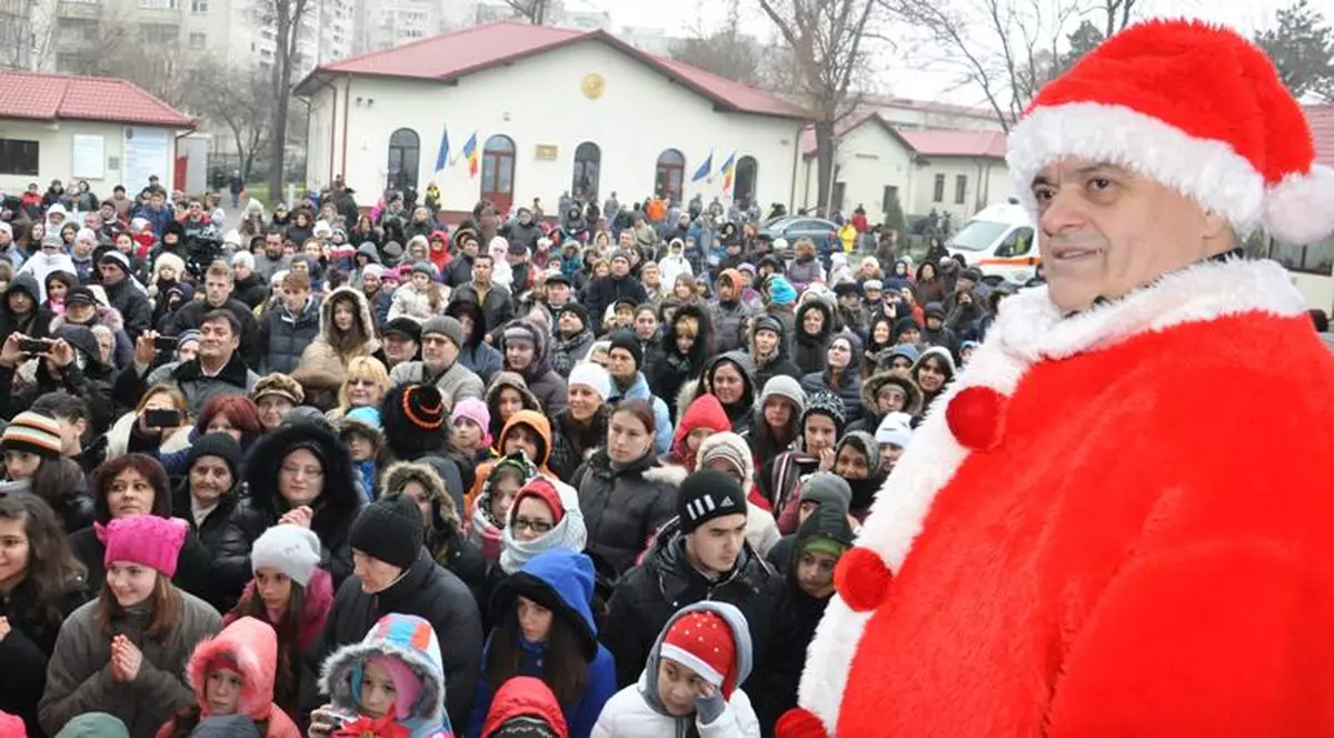 Primarul Neculai Onţanu a fost Moş Crăciun pentru mii de copii