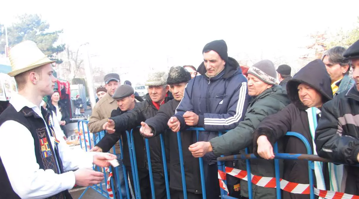 Pomană cu 25 de porci în stradă, la Galaţi