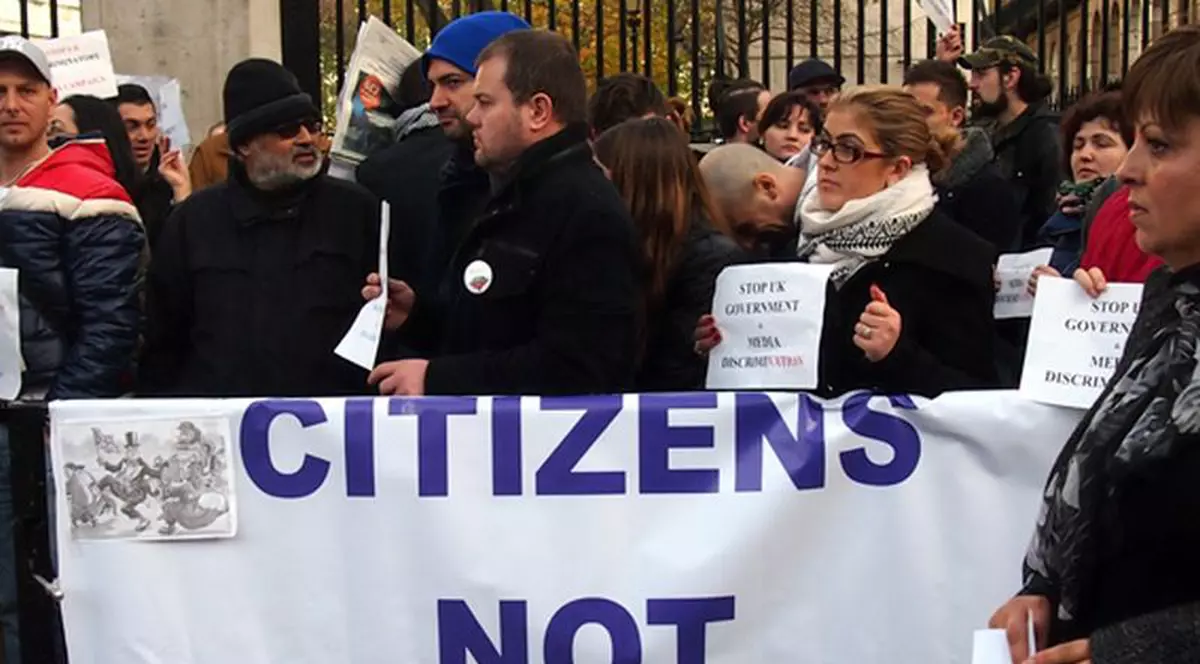Sute de români şi bulgari au protestat împotriva discriminării la reşedinţa premierului britanic