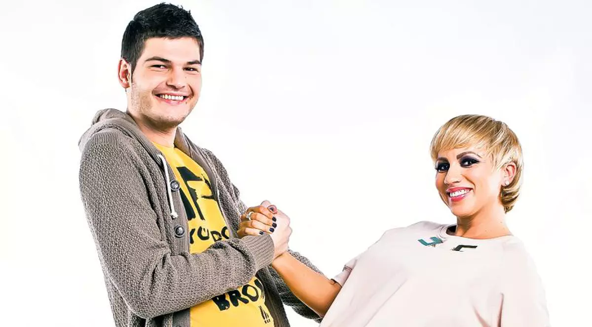 I s-a dat pe mână un matinal! Fostul «iepuraş» Playboy Rocsana Marcu va prezenta emisiunea «Star Matinal», la Antena Stars