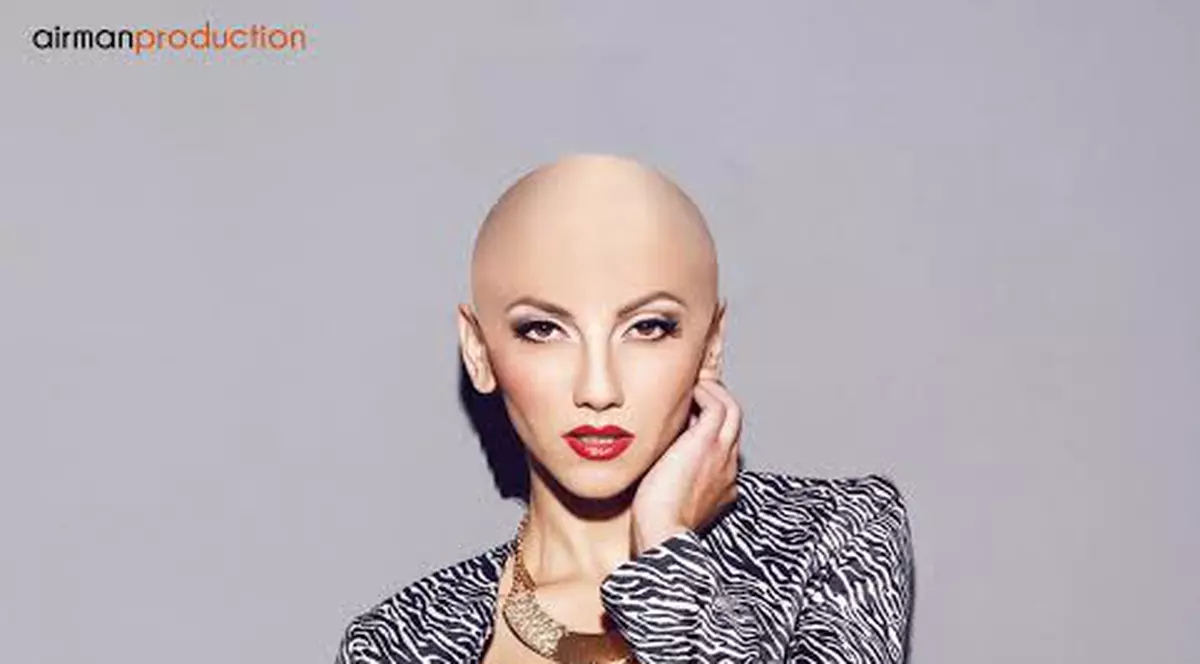 Ea e cântăreaţa care a vrut să se radă în cap! Află de ce!